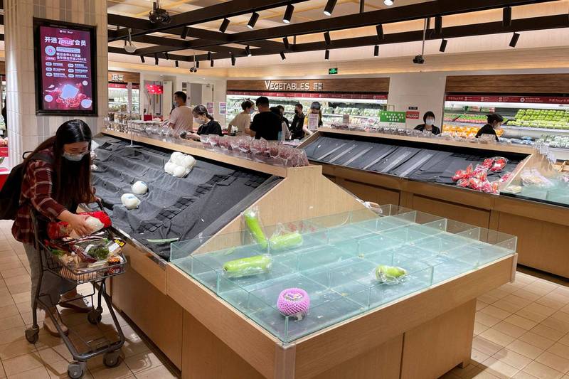 中國武漢肺炎疫情蔓延，在對疫情嚴格封控的預期心理下，首都北京多家超市今天（24日）出現搶購。圖為北京朝陽區的一家超市，生鮮食物貨價幾乎已被搶購一空。（路透）