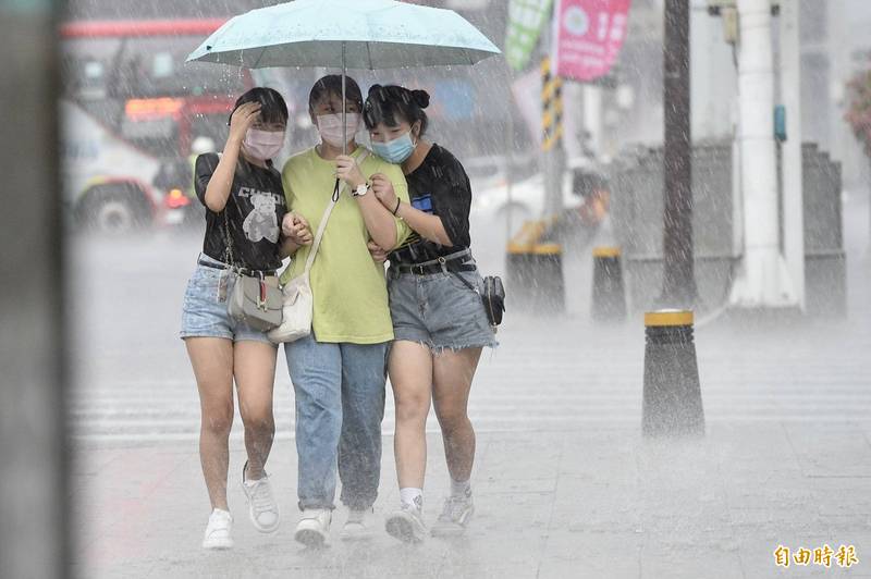 氣象局指出，午後對流雲系發展旺盛，易有短延時強降雨，宜蘭及新北山區有局部大雨發生的機率。（資料照）