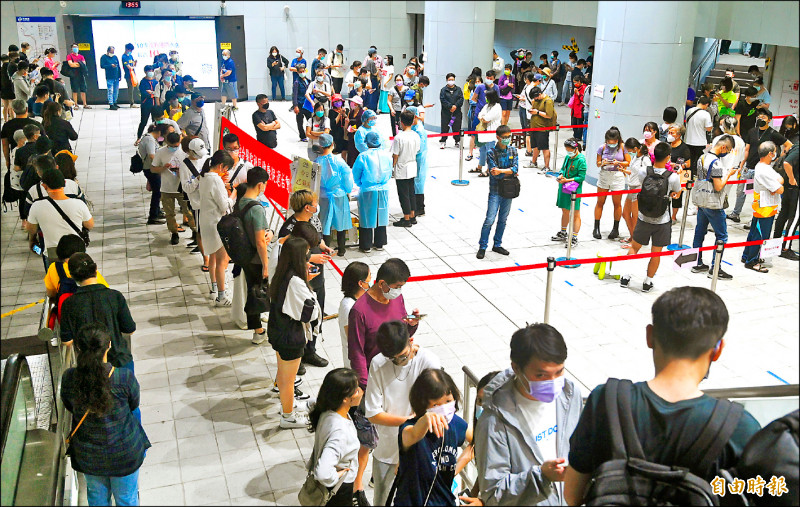 北市衛生局加開捷運松山車站中型接種站，高端及莫德納疫苗吸引爆滿民眾排隊搶打，600名額秒殺。（記者田裕華攝）