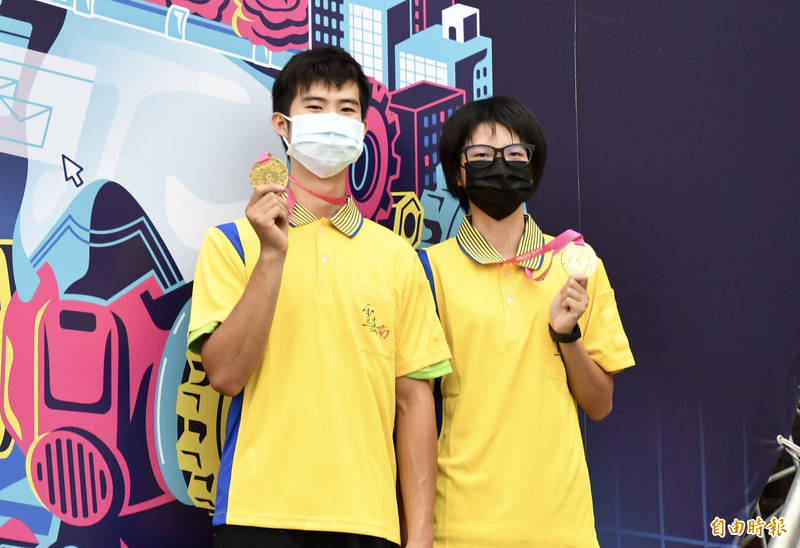 造園景觀職類男女組合蔡佶廷（左）、李庭瑄（右）首次搭檔就獲得第52屆南分區賽金牌，誓師在8月全國賽一舉奪牌。（記者楊金城攝）
