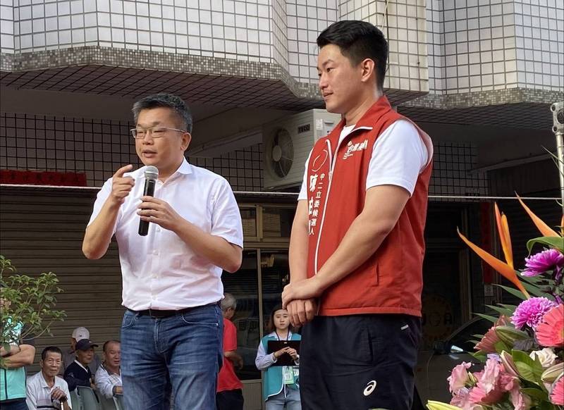 陳柏惟（右）今天在臉書推薦蔡其昌（左）是台中市長最好選擇，並貼出當年選立委在烏日幫他站台的照片。（擷取自陳柏惟臉書）
