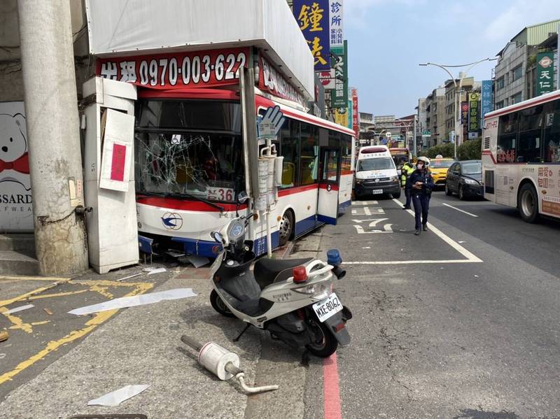 公車司機未減速撞進候車亭。（記者徐聖倫翻攝）