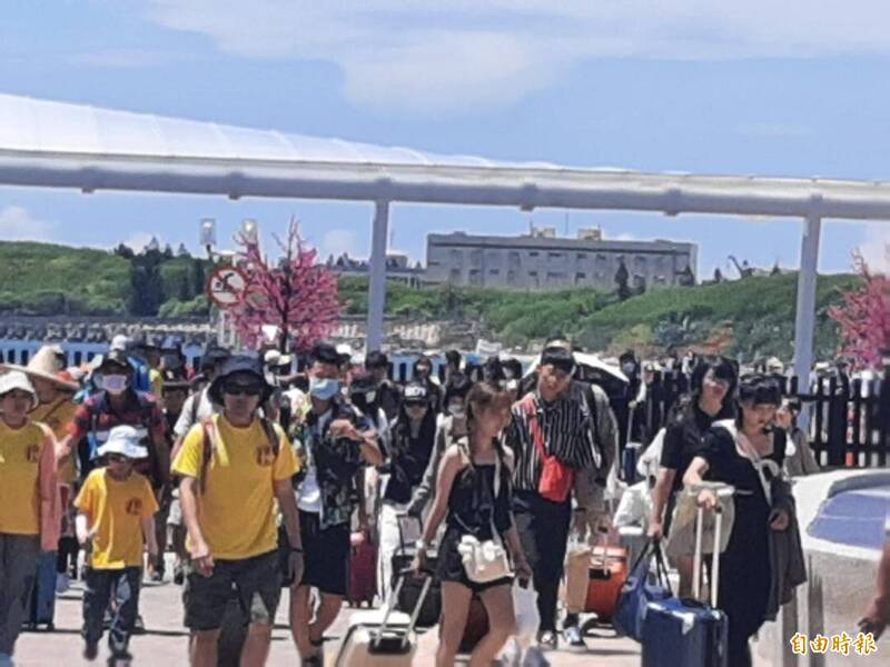 花火節開幕日，海運兩天也載運三千多名旅客抵澎。（記者劉禹慶攝）