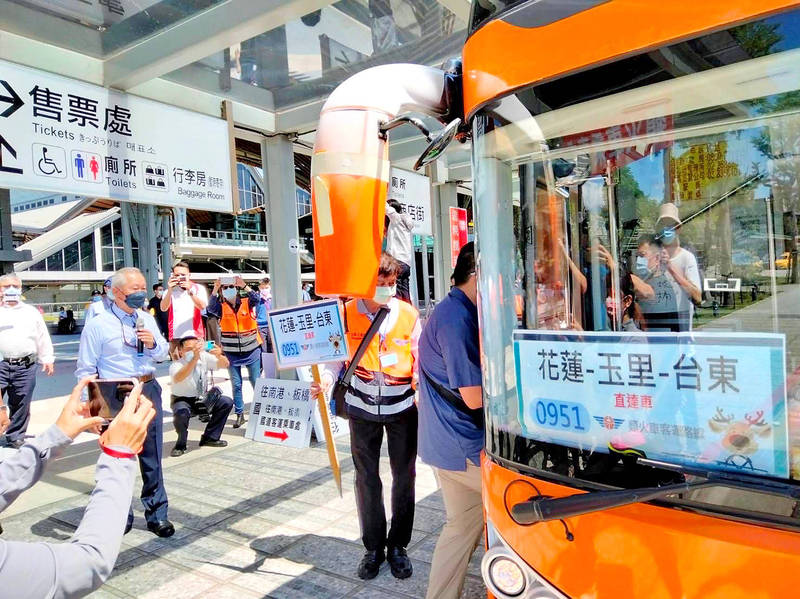 Taiwan Railways Administration（TRA） holds a drill yesterday involving the use of tour buses on east coast routes served by trains at Hualien Railway Station as part of a contingency plan to tackle an upcoming strike by TRA employees on Workers’ Day on Sunday.
Photo courtesy of TRA