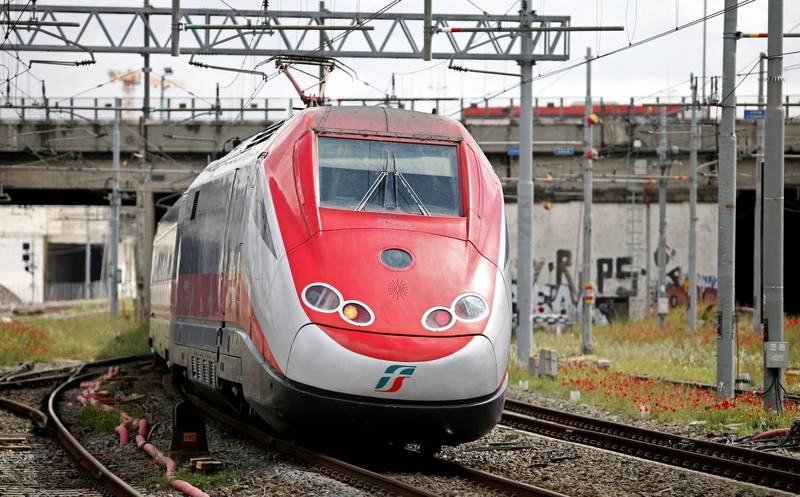 義大利列車長最近幾年內對乘客開出創紀錄的5000張罰單，公司在接獲大量投訴後將其開除，義國最高法院近來裁定此案為不當解僱。義大利列車示意圖。（彭博）