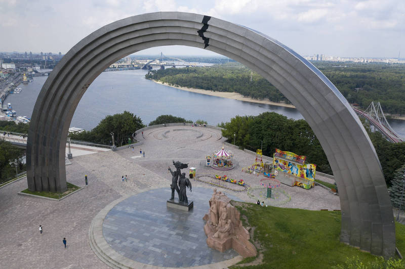 基輔市長克里契科25日宣布，將拆除「人民友誼拱門」下象徵烏俄友誼的雕像。（美聯社）