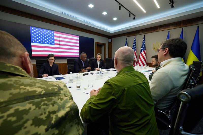 美國國務卿布林肯及國防部長奧斯汀抵達基輔，與烏克蘭總統澤倫斯基會面，成為自俄羅斯在2月24日入侵以來，美國訪問基輔的最高層級官員。（歐新社）