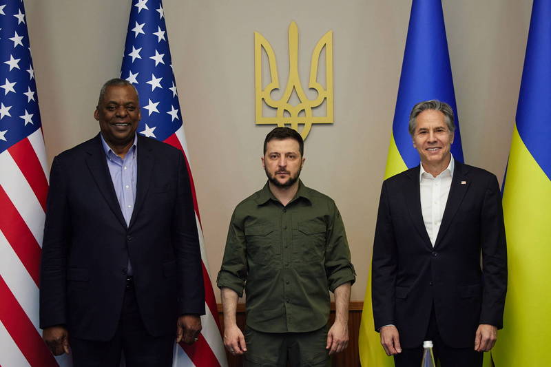 美國國務卿布林肯（圖右）和美國國防部長奧斯汀（圖左）24日抵達基輔，與烏克蘭總統澤倫斯基（中）會面。（歐新社）