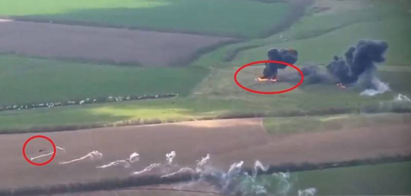 俄军1架Ka-52被击毁冒黑烟（右上方），另1架为躲避攻击狂放热焰弹想逃离战场（左下方），但当热焰弹放完后，没多久就遭乌军击落。（图取自推特）(photo:LTN)
