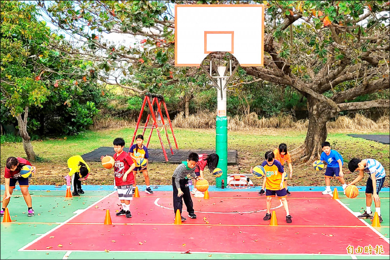 水泉國小女籃練習刻苦，在全國少年籃球錦標賽以全勝姿態奪下冠軍。（記者蔡宗憲攝）