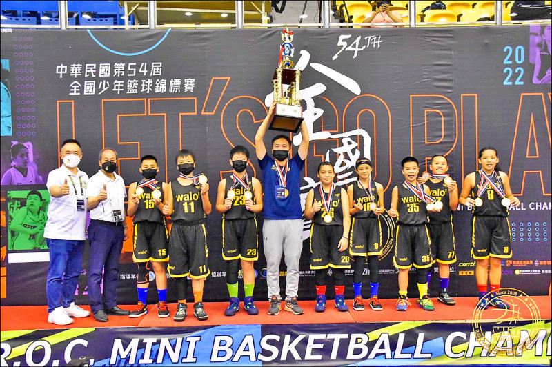 全國少年籃球錦標賽，屬偏鄉的南庄鄉東河國小，全校僅有四十人，相隔五年再度登上MINI組王座。（葉致良提供）