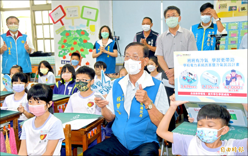 南投縣長林明溱（前中）與南投市漳興國小學生一起感受教室吹冷氣的舒適感。（記者謝介裕攝）