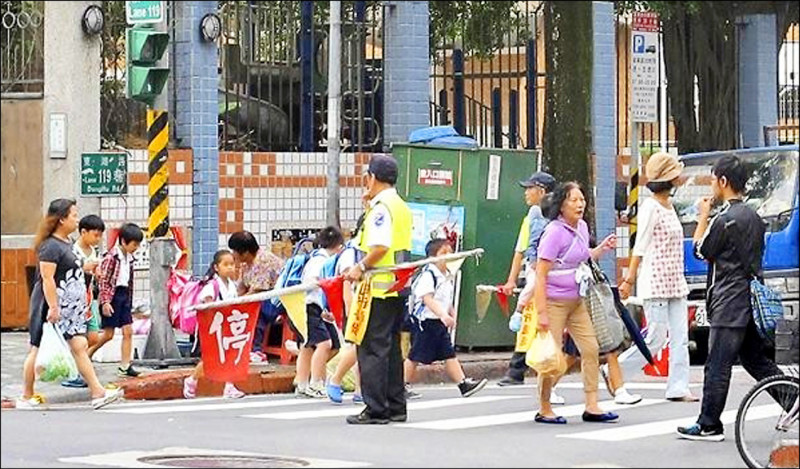 台北市進行國、高中大規模線上教學演練，國小學童則仍維持到校實體上課。（資料照）