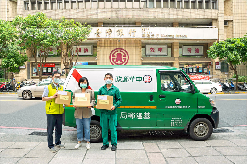 基隆市政府與郵局合作推出「基隆書箱」，確診居家照護者提出申請，郵局免費宅配。（基隆市政府提供）