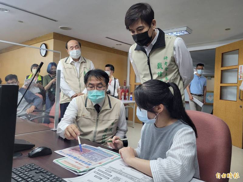 台南市居家照護服務中心今日正式啟動，市長黃偉哲前往「生活關懷」辦公室視察。（記者王姝琇攝）