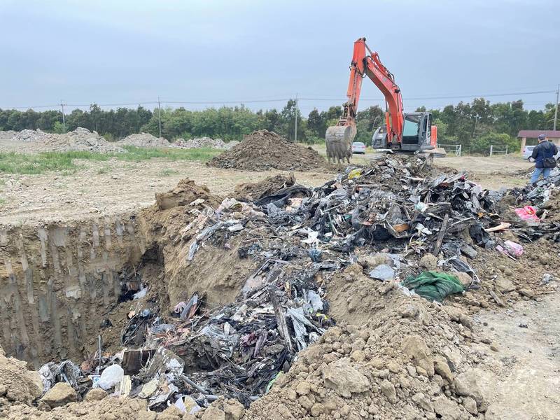 檢警單位發現台糖公司台南新市區大洲段土地遭偷倒掩埋大量事業廢棄物。（圖由檢警提供）