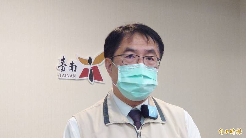台南市長黃偉哲建議中央訂出規範，讓地方可以自行向國外採購快篩試劑。（記者洪瑞琴攝）