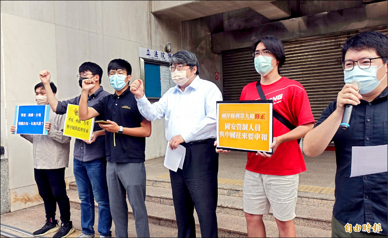 針對台電、華視接連出包，民團昨要求政府，關鍵基礎設施重要人員應納入國安管制範圍。（記者方賓照攝）