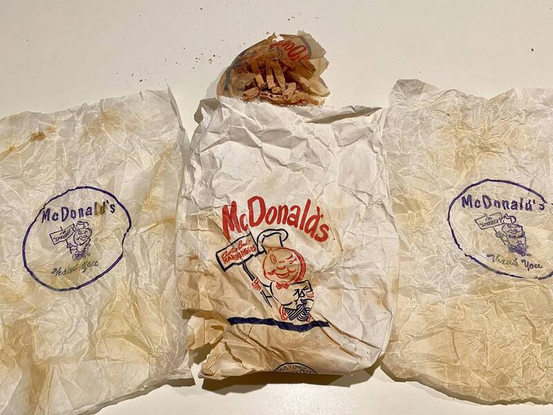 美國男子羅伯在家中浴室牆後發現封存至少60年以上的麥當勞薯條。（圖取自Reddit）