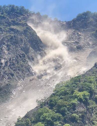 原PO錄下走山的過程。（圖擷取自爆廢公社公開版）