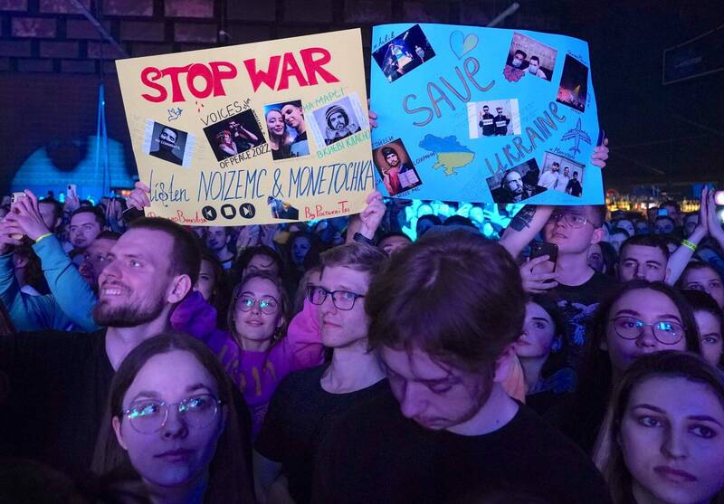 俄罗斯饶舌歌手Noize MC等人在波兰首都华沙举办反战演唱会，台下数以百计的乌克兰、白俄罗斯、波兰等国群众热情参与。（法新社）(photo:LTN)