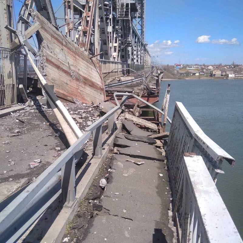 敖德薩重要對外僑樑札托卡大橋遭俄軍轟炸損毀。（圖翻攝自推特）