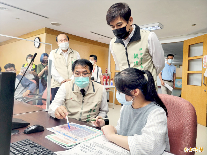 台南市居家照護服務中心昨日正式啟動，市長黃偉哲（前左一）前往「生活關懷」辦公室視察。（記者王姝琇攝）