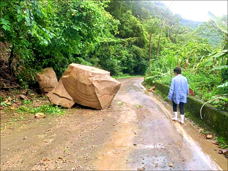 苗六十二線因巨石掉落毀損道路，苗縣府明天起啟動修復。（劉美蘭提供）