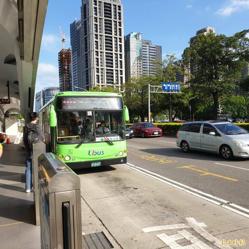 台中市公車受到疫情衝擊，4月份搭乘人數下滑。（記者張軒哲攝）