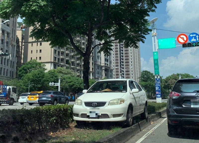 圖中自小客大喇喇停在分隔島上。（圖由民眾提供）