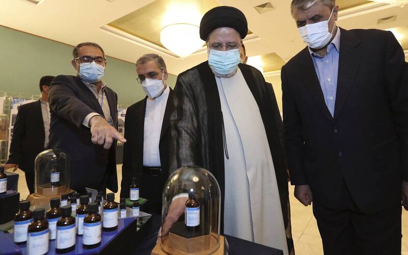 伊朗总统莱希（右2）本月9日参观在首都德黑兰举行的一场伊朗核子成就展览会。（美联社）(photo:LTN)