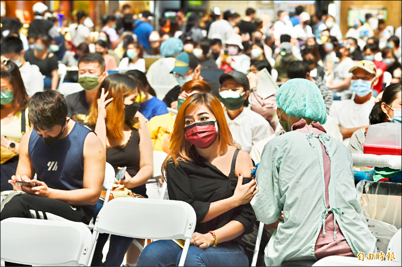 本土確診個案26日突破6000例，各地疫苗施打站湧現人潮，台北車站疫苗接種站開放隨到隨打，200個號碼牌全部施打一空。（記者羅沛德攝）