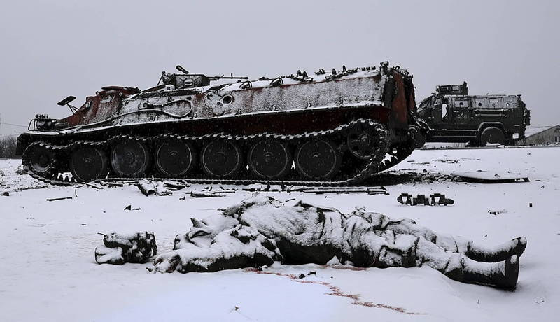 乌克兰军方今（27日）公布俄军最新战况损失。图为入侵乌克兰的士兵，其遗体躺在被烧毁的俄罗斯装甲运兵车旁边。（欧新社）(photo:LTN)