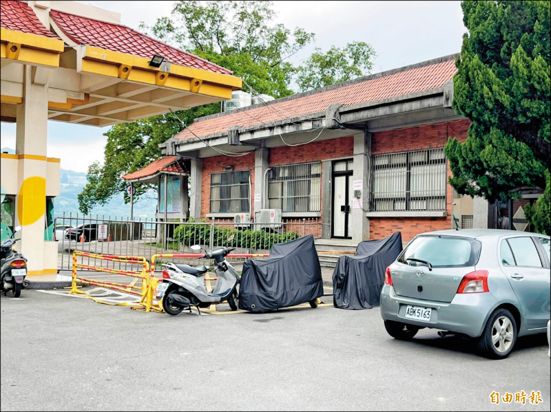 石門水庫入園昨又修改措施，集水區7鄉鎮區居民可免登記車牌，憑查核身分證可領取免費入園票券。（記者許倬勛攝）