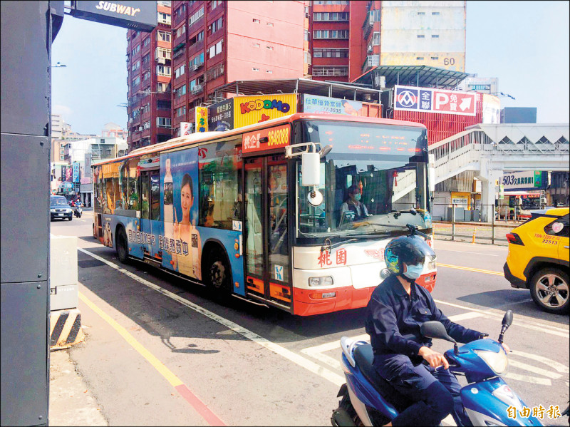 五一勞動節火車停駛，桃市火車站周邊的公路客運仍然維持正常。（記者謝武雄攝）