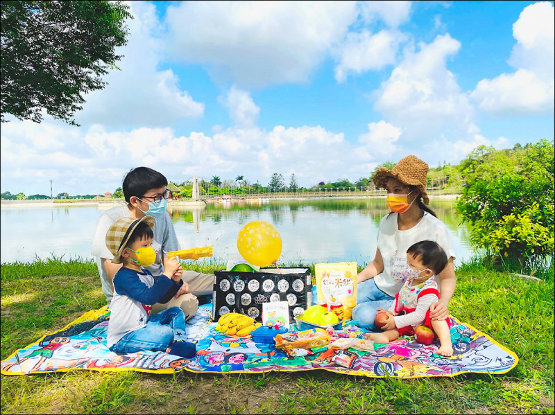 有「台灣第一水庫」之稱的虎頭埤，正迎接「五月音樂季」的到來，加上園區的阿勃勒即將進入開花期，景致宜人，市府觀光旅遊局結合小朋友寫生比賽得獎作品，推出特製的童趣野餐墊，邀請民眾來場親近自然的饗宴。 （圖：南市觀旅局提供，文：記者吳俊鋒）