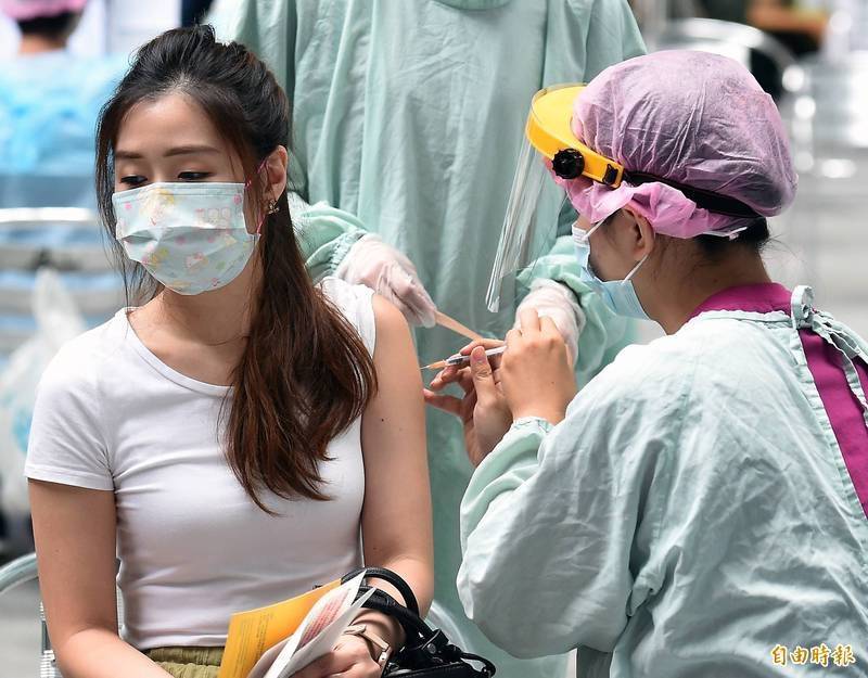 中研院生醫所兼任研究員何美鄉分析完整接種疫苗在台灣預防中重症效果已經顯現，呼籲民眾盡速打滿疫苗。（資料照）