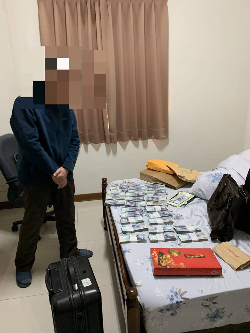 檢方在賴榮俊宿舍搜出300萬現金。（彰檢提供）