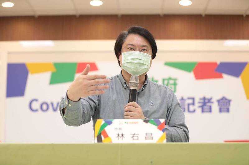 基隆市長林右昌今天宣布，為了兼顧防疫與學習，基隆市將於5月3日（週二）起正式實施國中、小學「實體與遠距融合上課」。（基隆市政府提供）