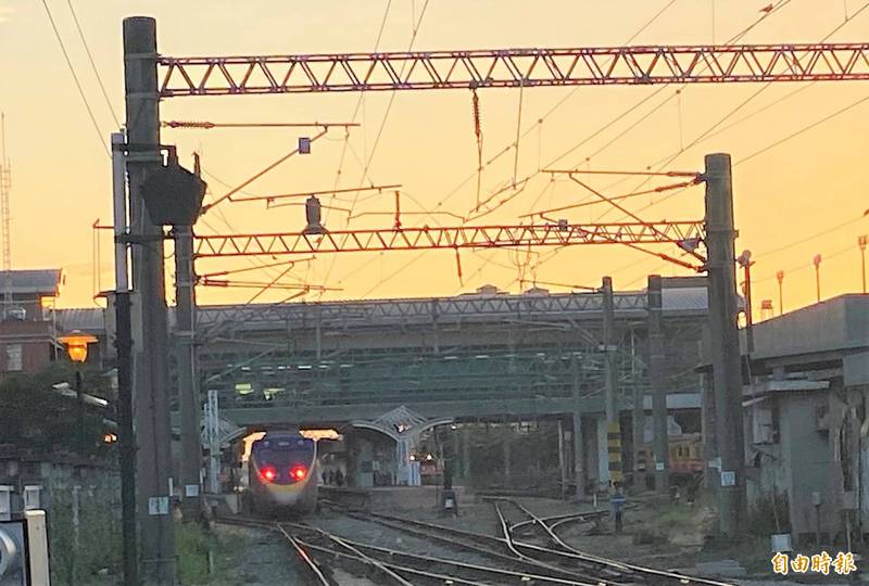 因應五一台鐵停駛，雲林火車載客運輸將料公路客運班車替代。（記者詹士弘攝）