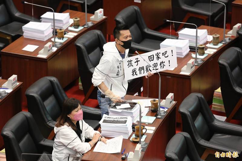 國民黨高市議員宋立彬今拿出「孩子回家吧」看板，鼓勵陳其邁加入國民黨、引爆話題。（記者李惠洲攝）