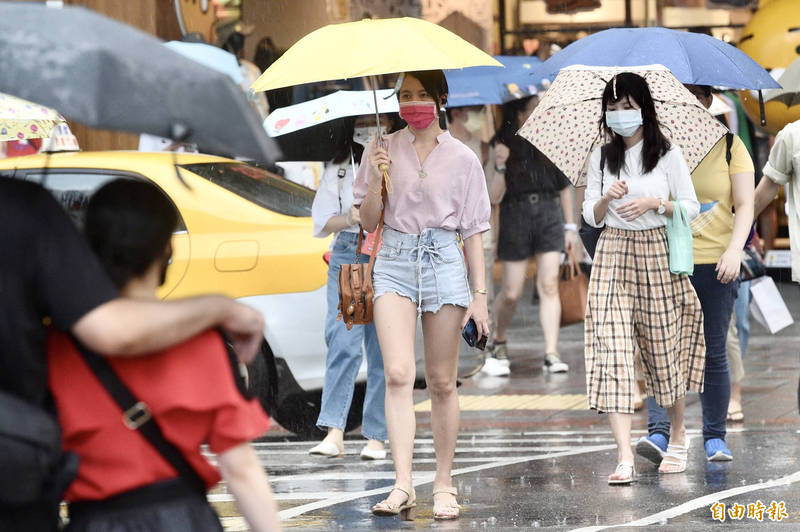 氣象局預報，明天下午開始到週六有鋒面通過，要留意局部性大雨及雷擊，週日東北風增強為東北季風，北部及東北部天氣較涼，平均17至24度。（資料照）