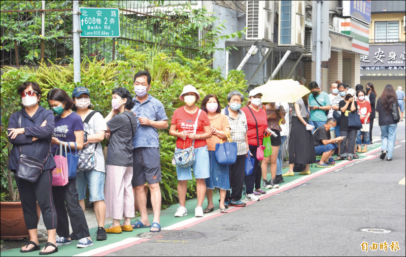 家用快篩實名制第一天上路販售，每家藥局限量78份，持健保卡就能買一組5入500元的快篩試劑，不少民眾一早就前來排隊購買。 
（記者劉信德攝）