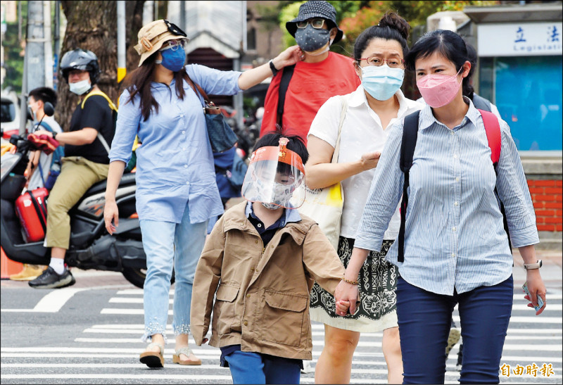 本土武漢肺炎單日確診人數昨已突破一萬一千例，台北街頭民眾的防疫裝備也隨之升級。（記者廖振輝攝）