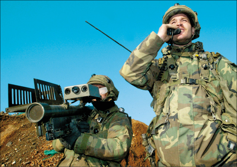 根据了解，美国在过去两个月来已提供四分之一库存的刺针飞弹给乌克兰。图为美军2004年在朝鲜半岛军演时使用刺针飞弹。（路透档案照）(photo:LTN)