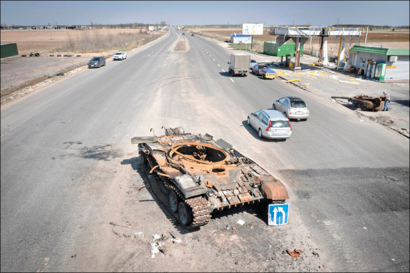 4月15日在一条通往基辅公路上所见一辆砲塔被炸飞的俄军坦克残骸。（美联社）(photo:LTN)