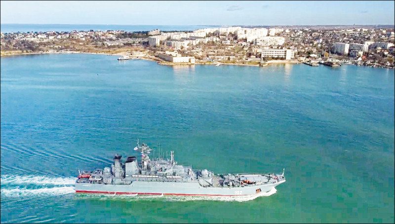 俄罗斯海军两栖攻击舰「加里宁格勒号」（Kaliningrad）2月10日驶进克里米亚半岛西南端塞凡堡港。（美联社档案照）(photo:LTN)