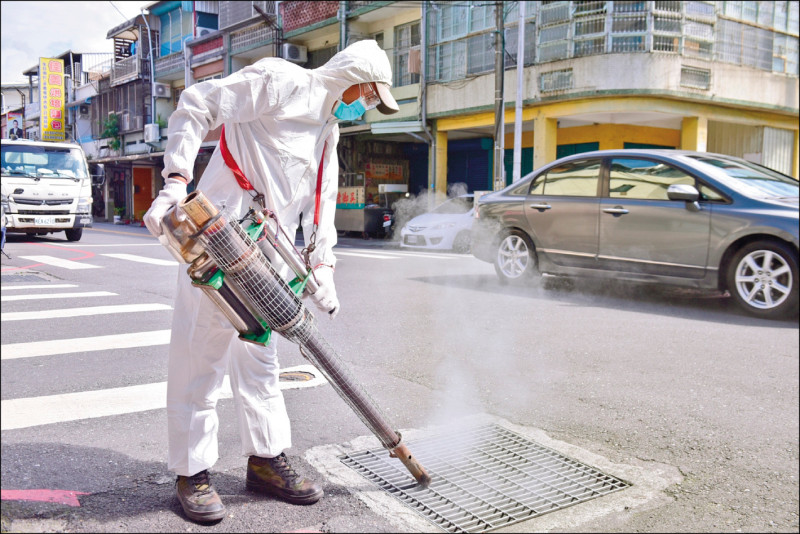 花蓮市公所運用熱噴霧機的功能進行環境消毒工作。（花蓮市公所提供）