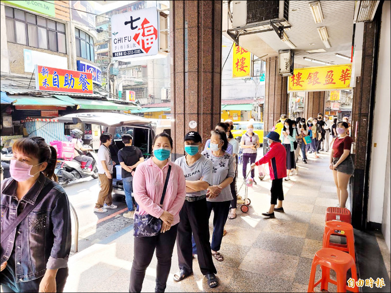 快篩試劑實名制上路，藥局外民眾排隊等候購買。（記者賴筱桐攝）