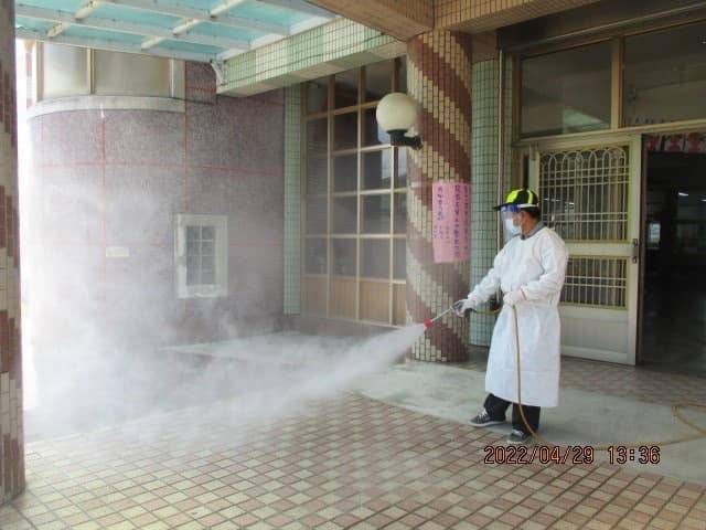 嘉義縣溪口鄉幼兒園有多名師生確診，環境大清消。（溪口鄉公所提供）